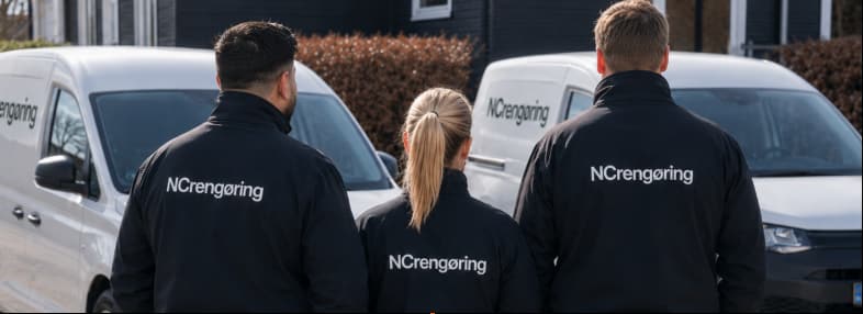 NCrengørings team foran virksomhedens servicebiler